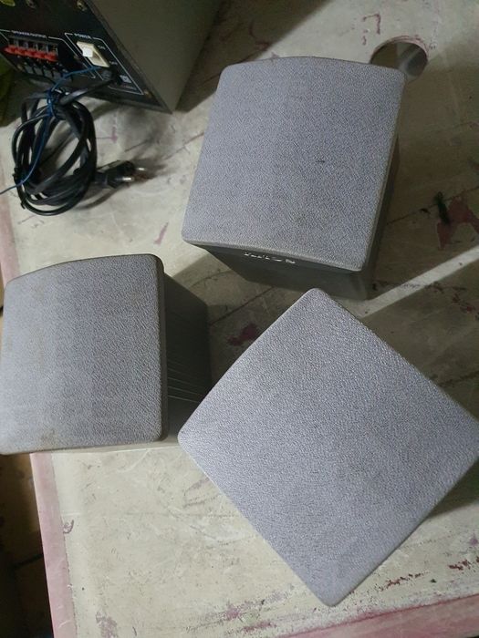 Diversos conjuntos de colunas e Subwoofers