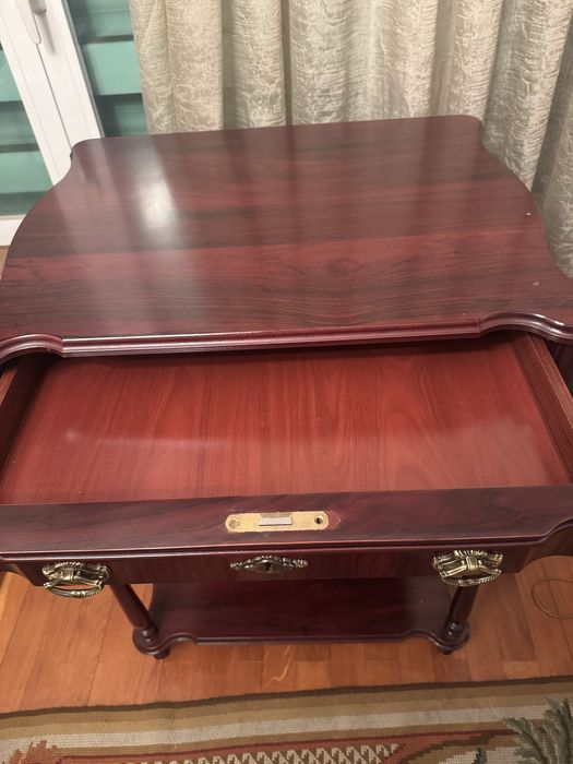 Móvel de madeira com gavetas