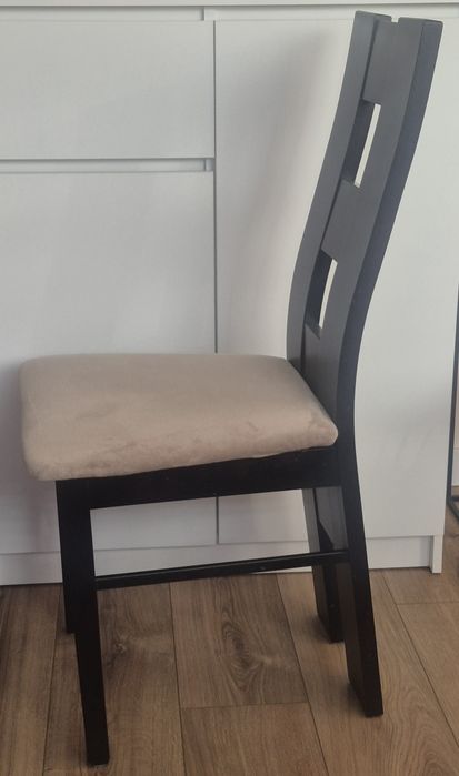 Cztery krzesła do salonu