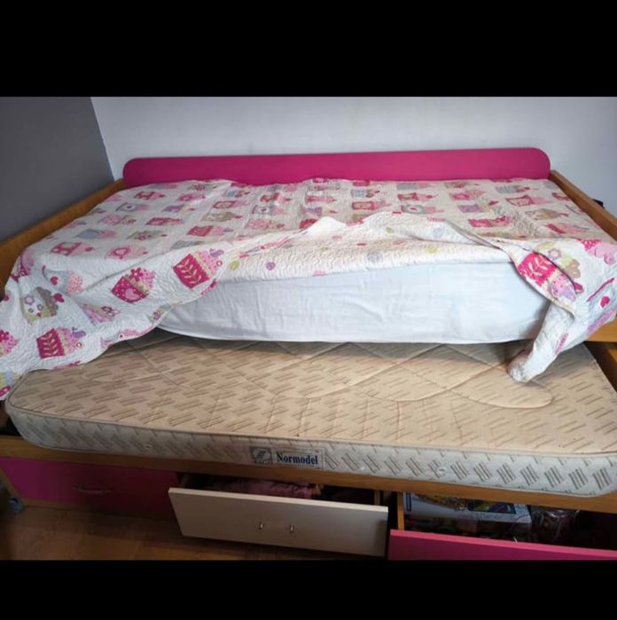 Cama com 2 colchões