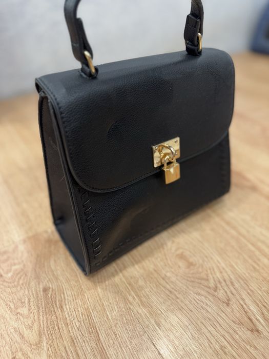 Чорна маленька сумка