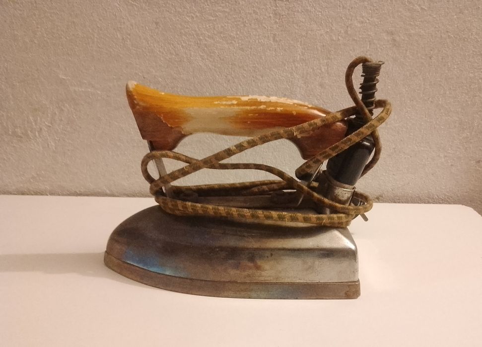 Ceramika Włocławek "fajans" oraz żelazko z okresu PRL