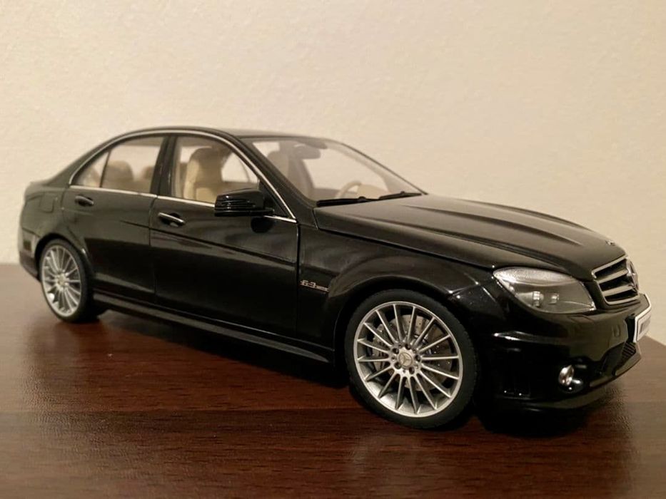 Модель AUTOart Mercedes-Benz W204 C63 AMG 1/18