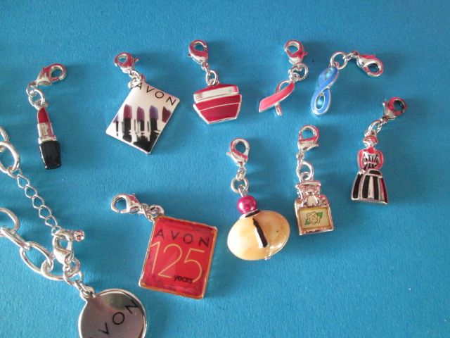 Pulseira com 9 Pingentes / Pendentes da marca Avon novo