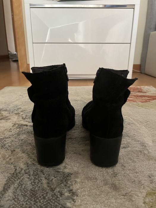 Botas pretas de camurça