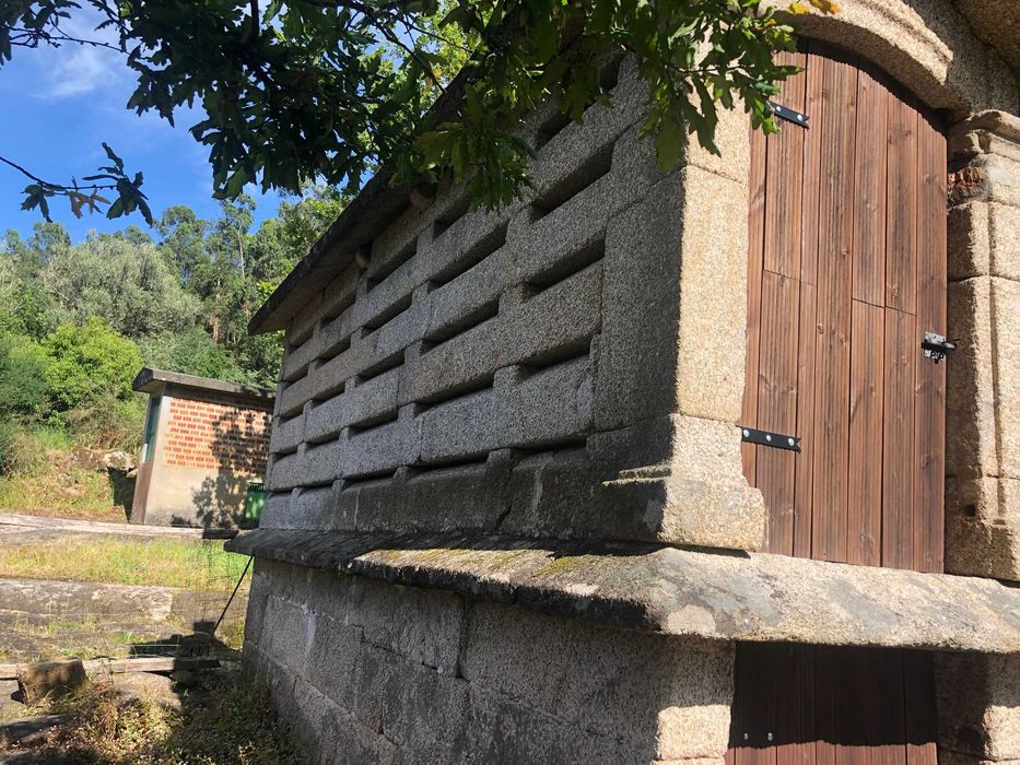 Espigueiro para venda em Britelo, Ponte da Barca
