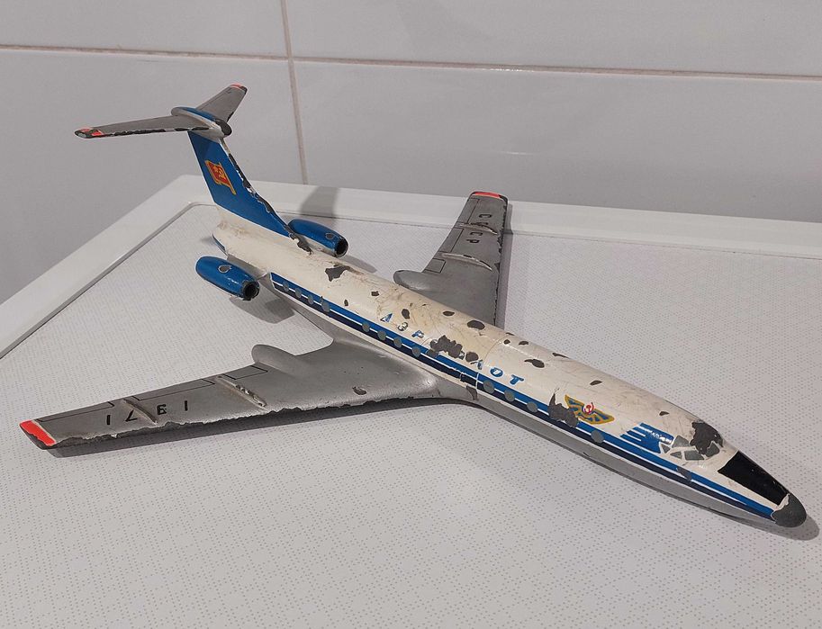 Модель самолета ТУ-134. Алюминий.