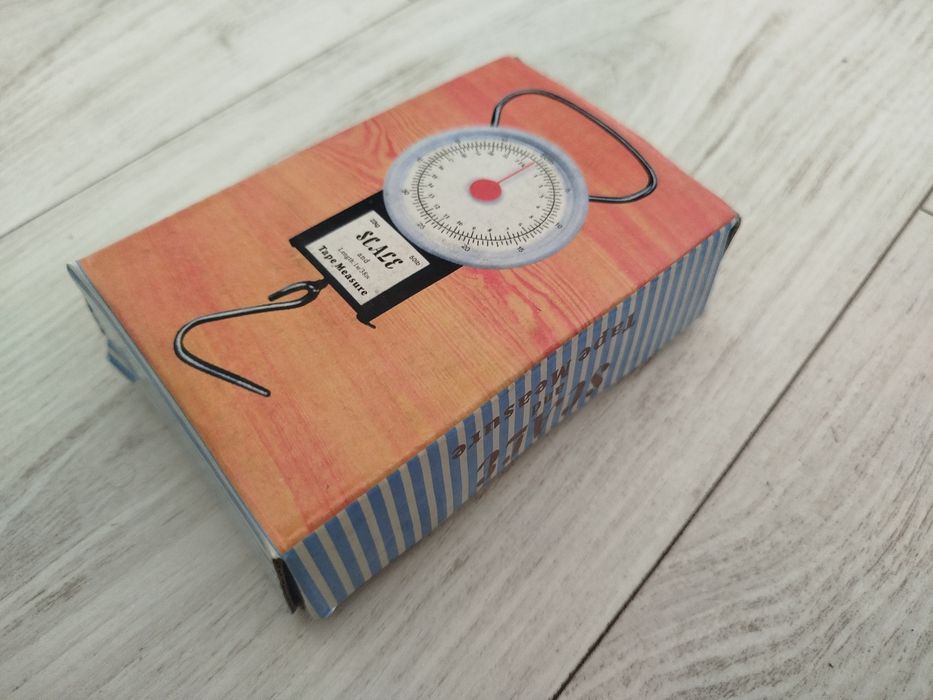 Waga hakowa z pudełkiem