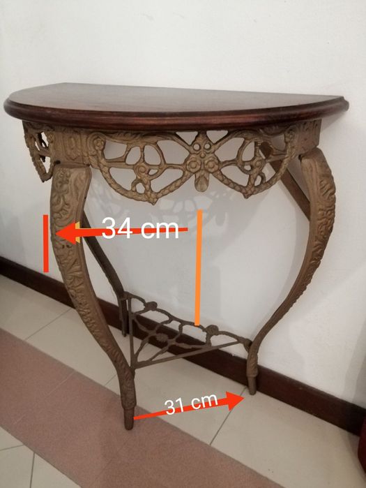 Mesa de apoio antigo com tampa em madeira.