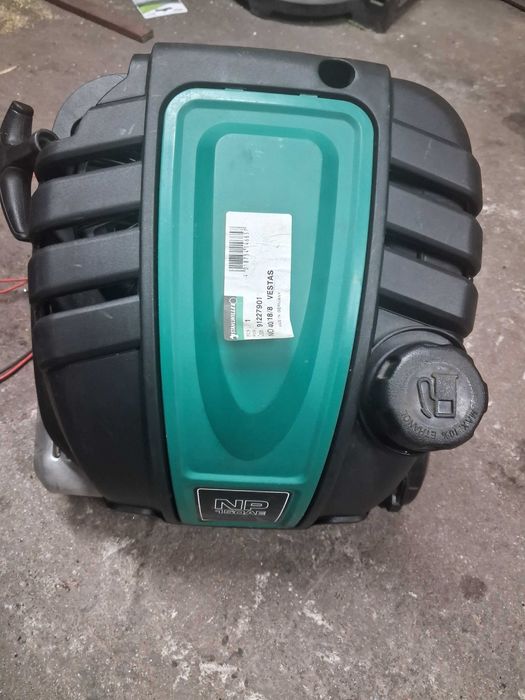 Silnik do kosiarki z rozrusznikiem.