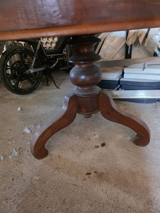 Mesa com quatro cadeiras antigas
