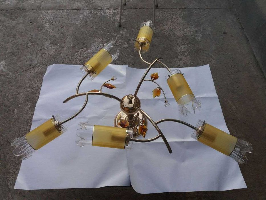 Продам люстру с маленьким цоколем.