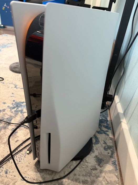 PlayStation 5 та два джойстики
