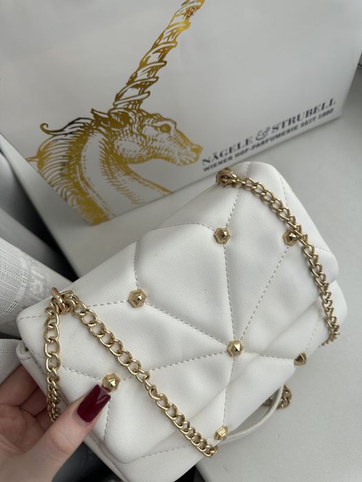 Біла сумка на ланцюжку в стилі Zara