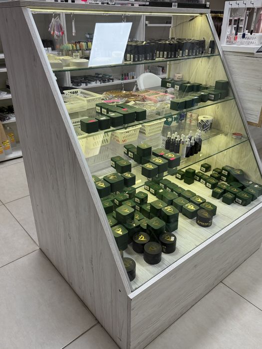 Вітрина з лед підсвіткою