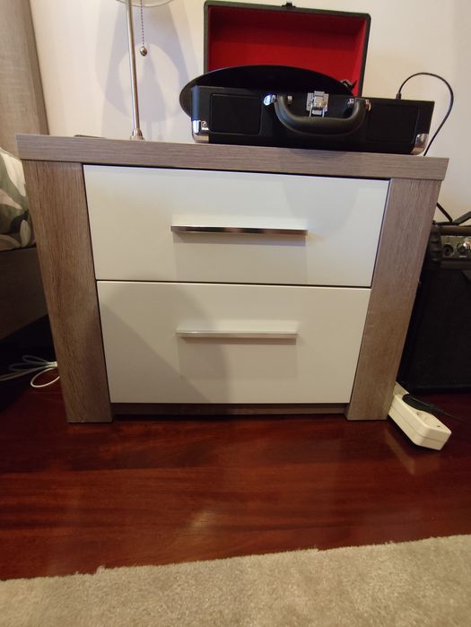 Cama c/ colchão, camiseiro e mesinha cabeceira