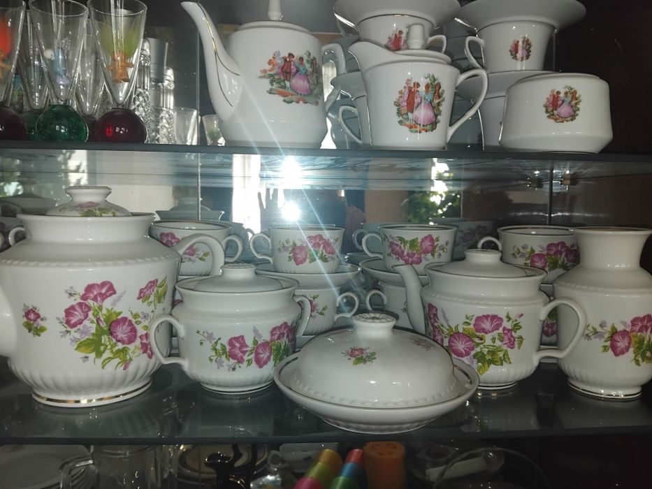 Продам 3 сервиза хорошего  качества и в полном обьеме.