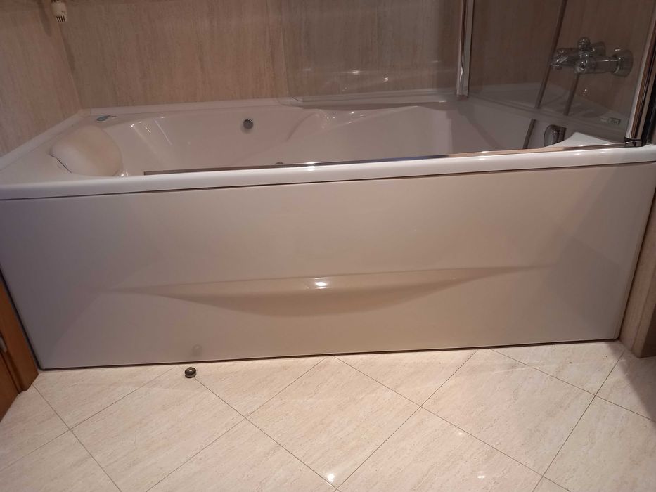 Banheira de Hidromassagem ROCA – Excelente Estado