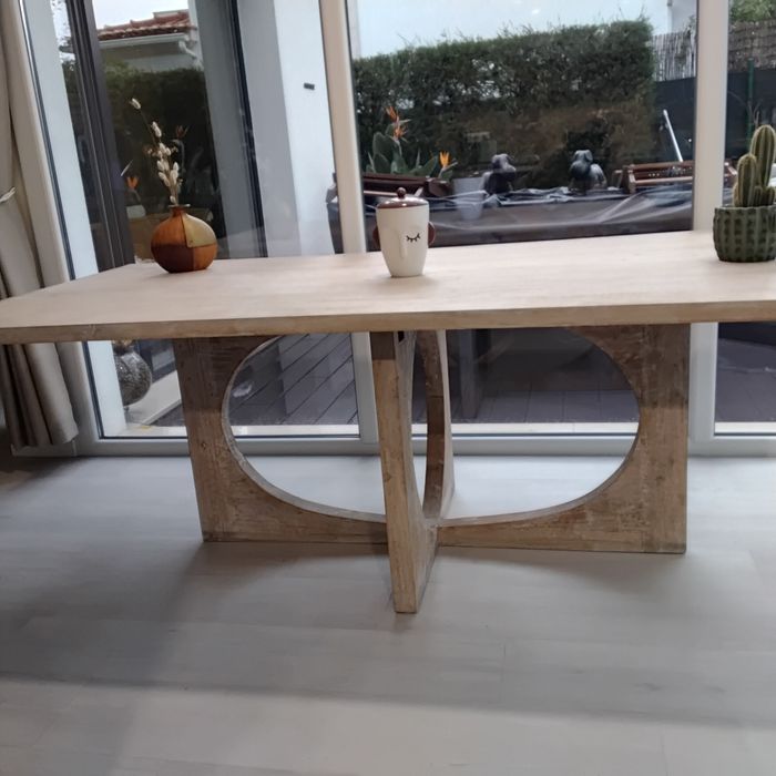 Mesa de design em madeira natural