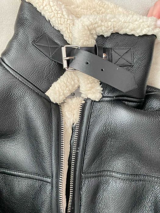 Blusão biker preto, cardado a pelo, da Bershka