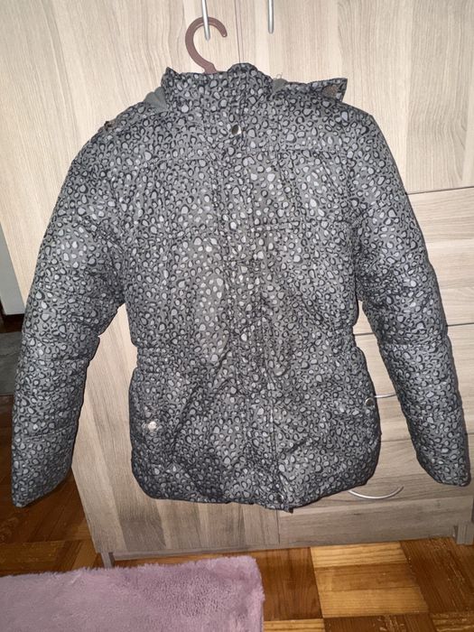 Kispo menina cinzento