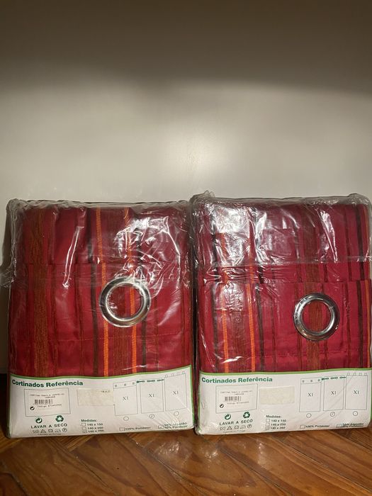 2 cortinados vermelhos