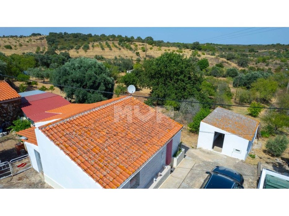 Moradia T2 com terreno em Martim Longo