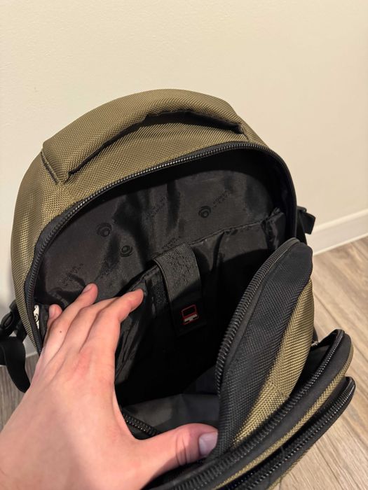 Рюкзак для ноутбука / 4 відділення / відмінний стан