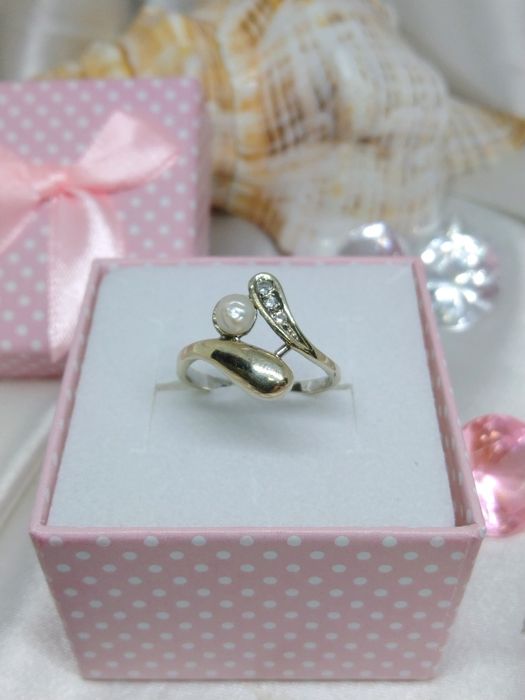 Piękny złoty pierścionek z perłą i diamentami, złoto 585, r. 14