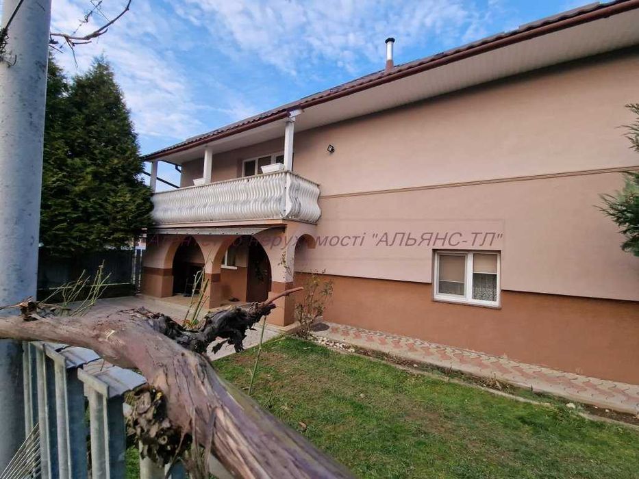 Будинок поряд з Ужгородом