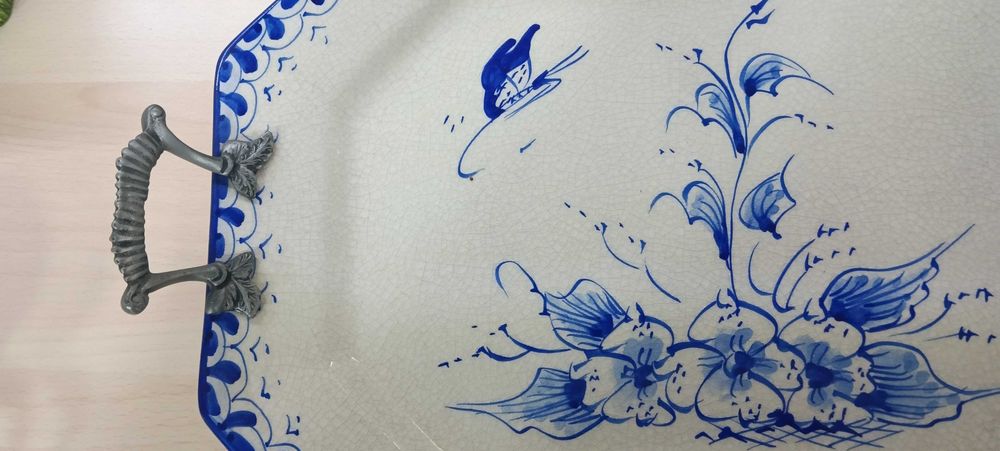 Travessa azul e branco pintada à mão