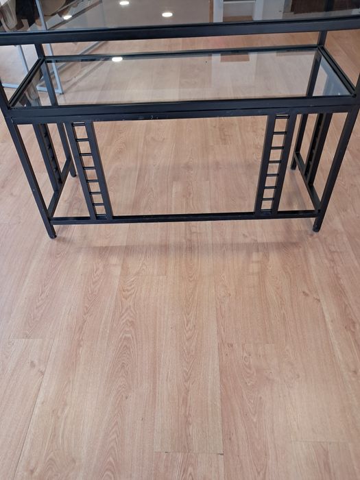 Mesa em ferro com duas prateleiras em vidro como nova.