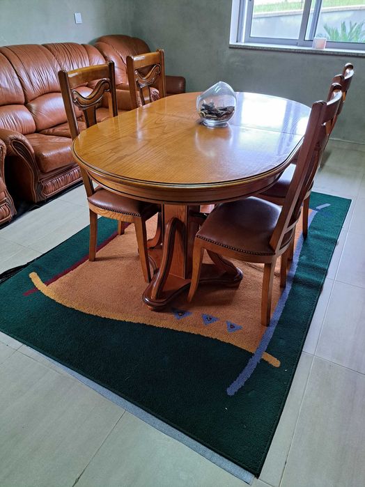 Mesa, com 6 cadeiras, extensível