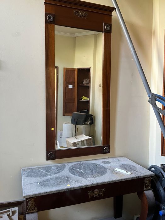 Aparador antigo com espelho alto, estilo Império.