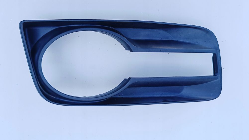 RAMKA HALOGENU KIERUNKOWSKAZU PRAWA MAZDA CX-7 2006-2009 E22150C11