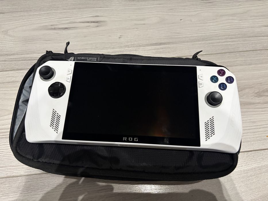 Asus ROG Ally Z1 Extreme z akcesoriami