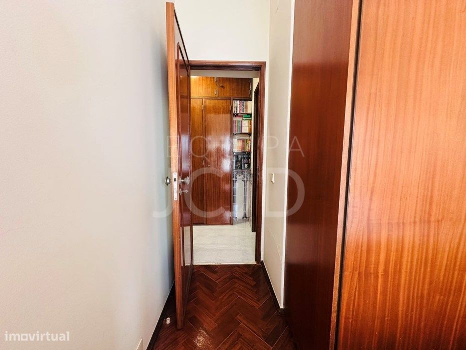 Apartamento T2 Renovado com Varanda e Elevador | Entrecampos, Lisboa