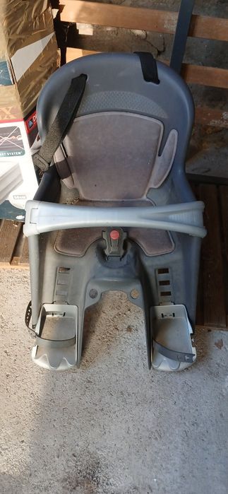 Cadeira de passeio para bicicleta com marcas de uso