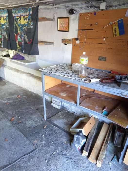 Продам гараж за 4школой.Реальному покупателю торг