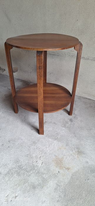 Mesa redonda com cerca de 65 cm de diâmetro