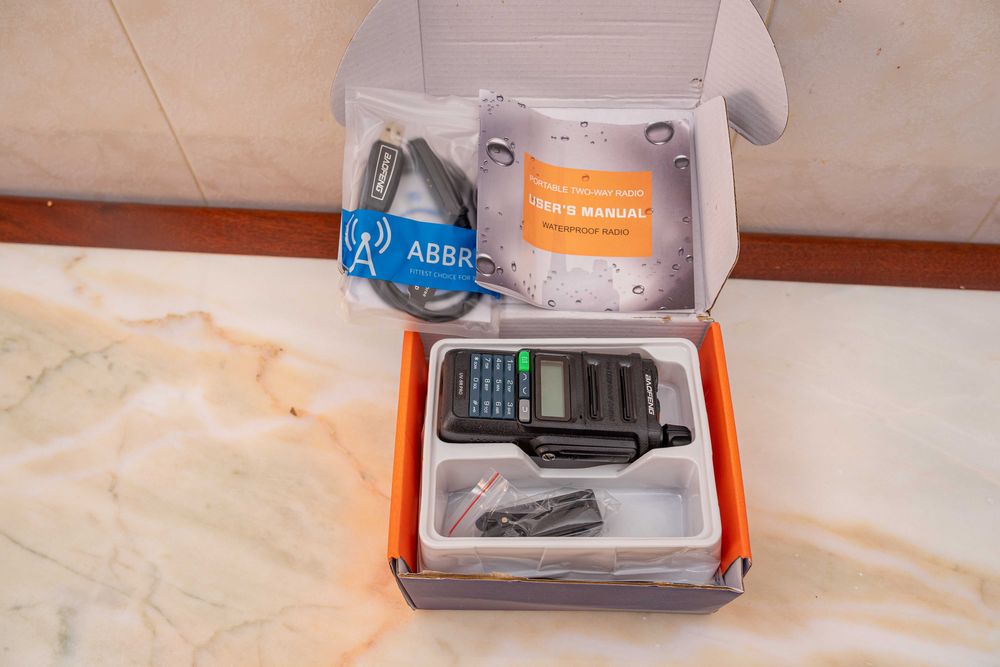 Walkie-talkie, radio amador.Baofeng UVR9 Pro
VHF/UHF
Robusto e á prova