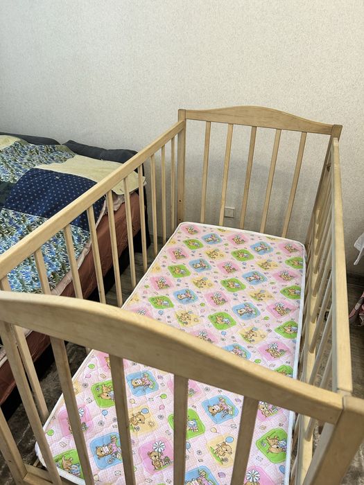 Продаю дитяче ліжечко з маятником