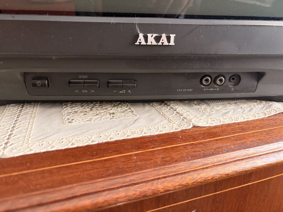 Televisão AKAI com comando