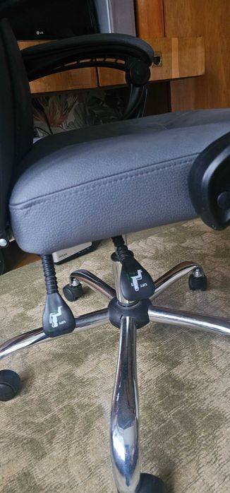 Комп'ютерне крісло