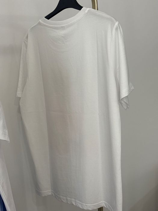 T-shirt branca com estampado de cerejas