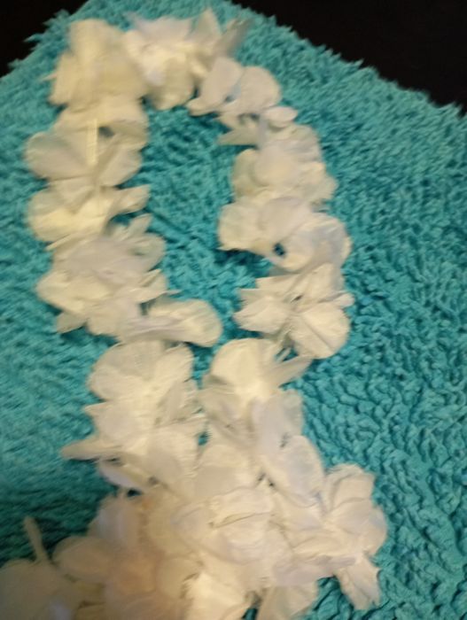 Colar branco de flores