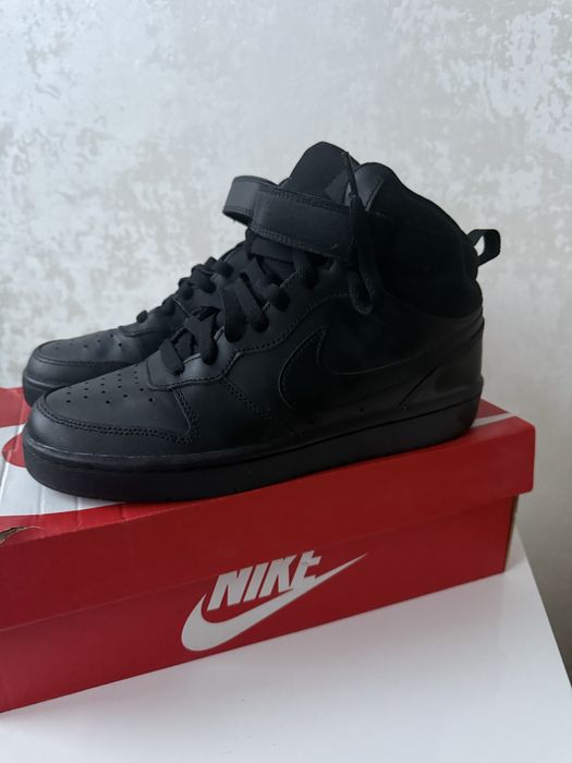 Кросівки фірми NIKE