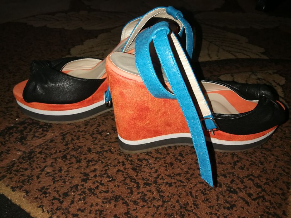 Buty damskie na koturnie nr. 38