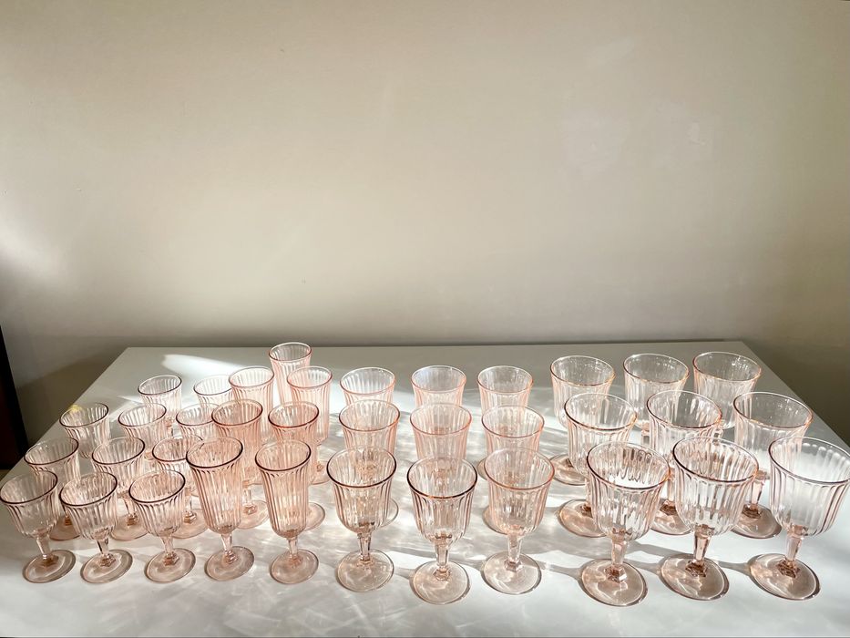 Conjunto de 36 copos antigos em vidro rosado – elegância vintage