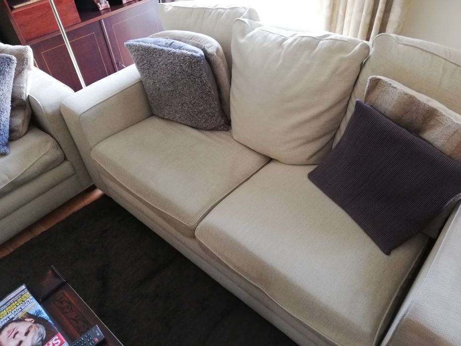 2 Sofás 160x90 côr beje